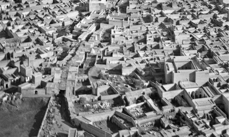 Marrakech, aerial view (detail), in front the tanneries of Riyāḍ Laʿrūs, on the left edge the historic cemetery, 1930 (Photo: ETH-Bibliothek Zürich, Bildarchiv)
