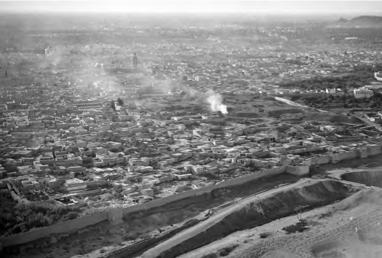 Marrakech, aerial view of the tannery district, in the background the potteries and brickworks; city wall with bāb dbbāgh, kheṭṭaras, water channels and wād isīl with the old cemetery, 1930 (Photo: ETH-Bibliothek Zürich, Bildarchiv).